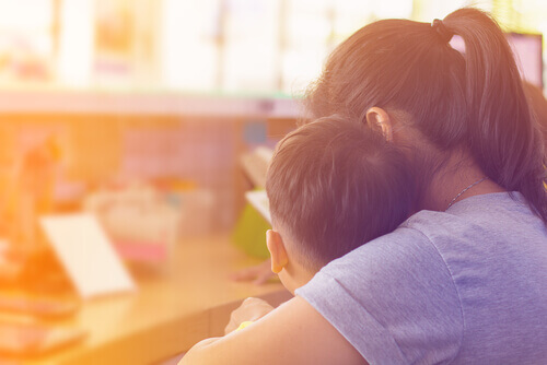 petit garçon craignant le premier jour d'école réconforté par sa mère