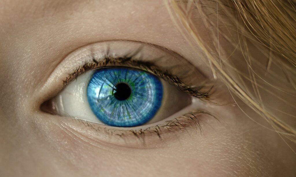 oeil bleu
