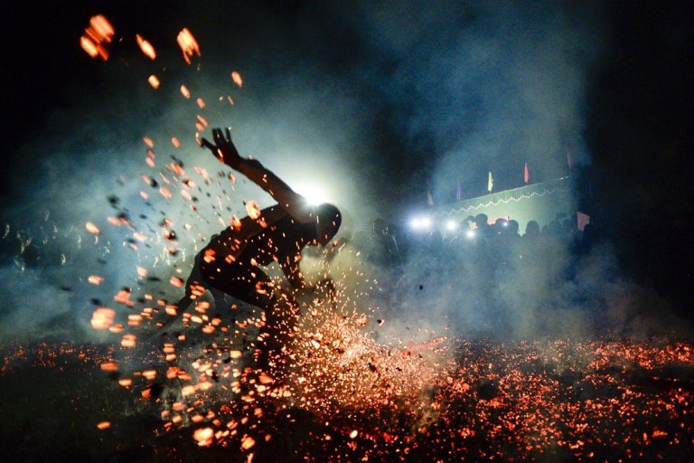 personne pratiquant le firewalking