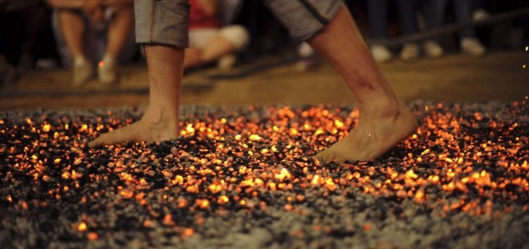 personne pratiquant le firewalking