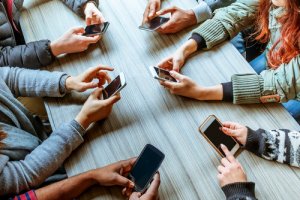 Phubbing : comment le mobile détruit les relations