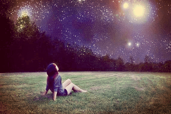 jeune fille regardant le ciel
