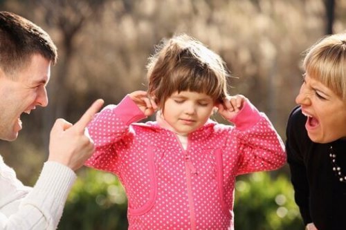 petite fille qui se bouche les oreilles