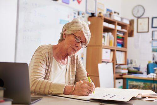 professeure corrigeant des examens