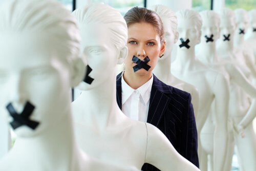 Femme avec sa bouche couverte