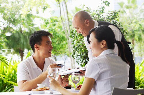 Homme payant la facture de repas