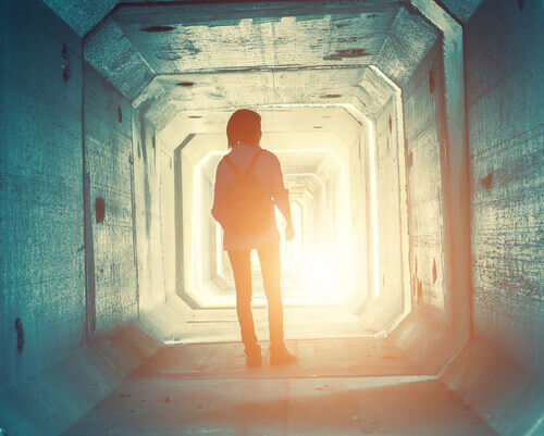 adolescent dans un tunnel