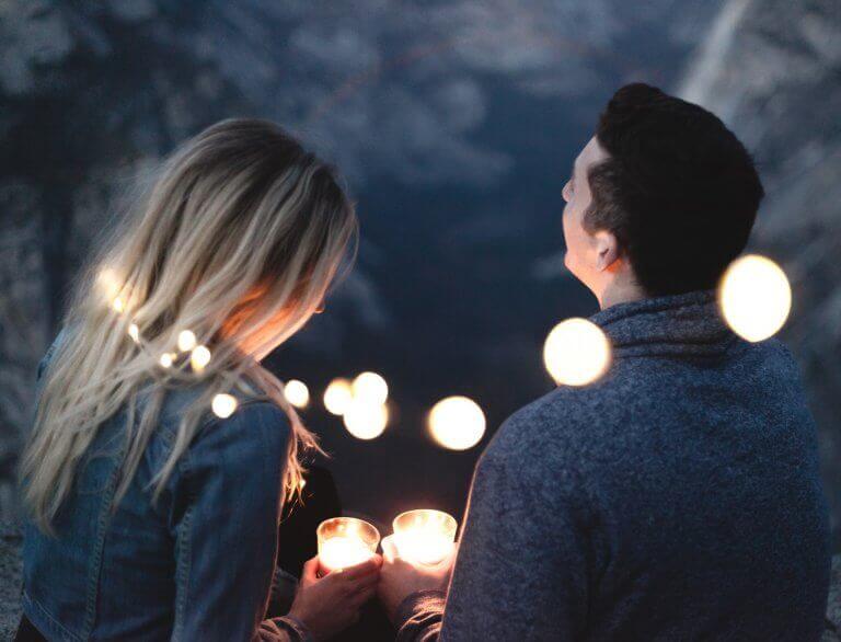 couple et guirlande de lumières
