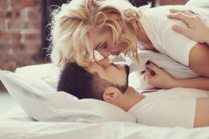 La beauté des câlins au lit