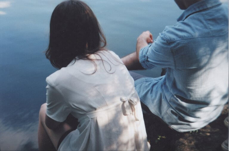 couple ayant une conversation