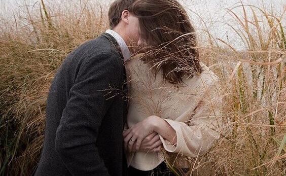 couple qui s'embrasse dans un champ