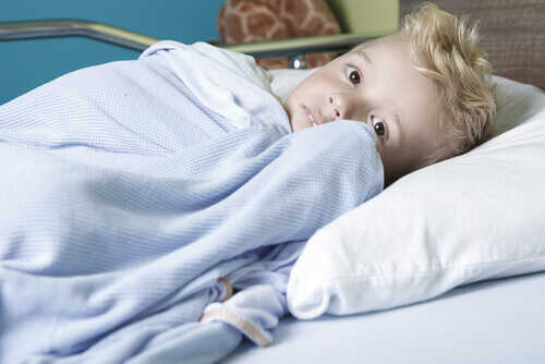 enfant atteint du cancer dans le lit d'hopital