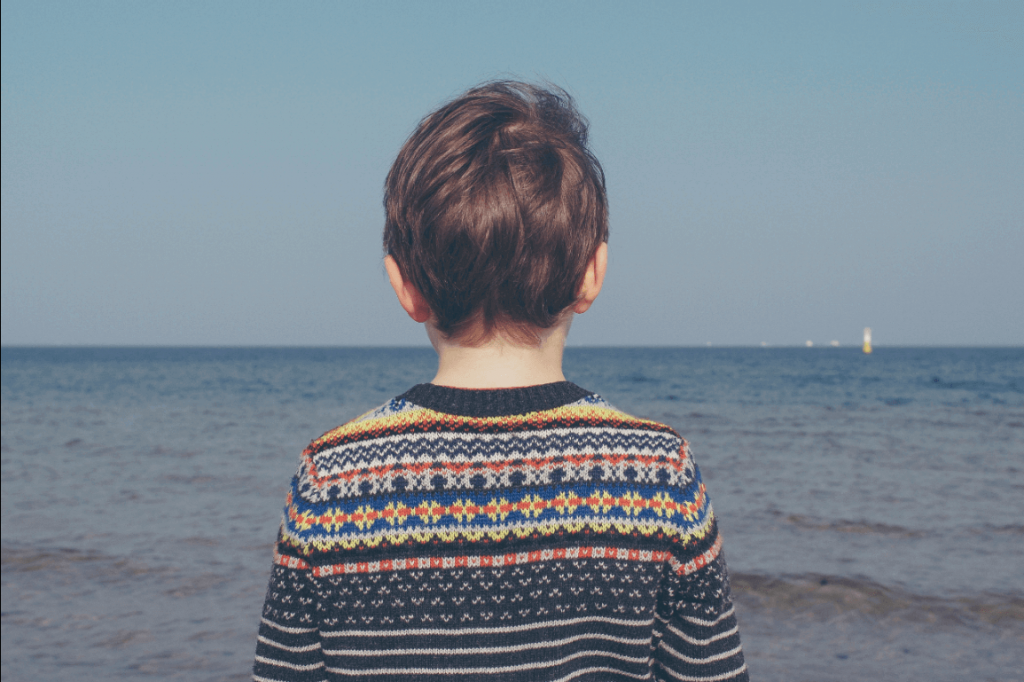 enfant face à la mer