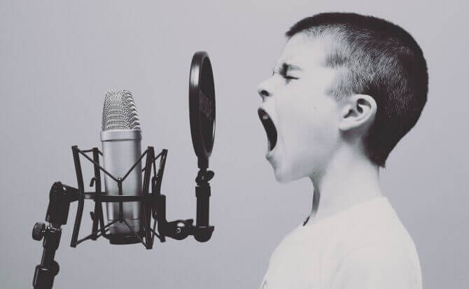 enfant parlant dans un micro