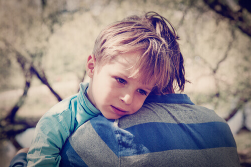 enfant dans les bras de son père