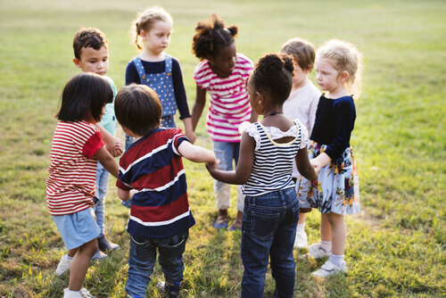 enfants jouant en cercle