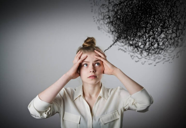Femme avec des pensées négatives qui ne sait pas comment appliquer une pensée équilibrée