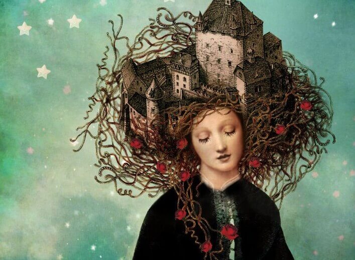 femme avec un château sur la tête