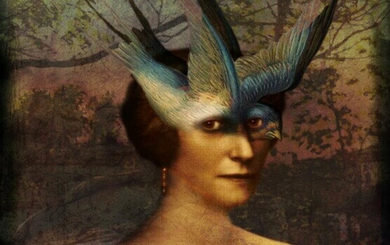 femme avec un oiseau sur le visage