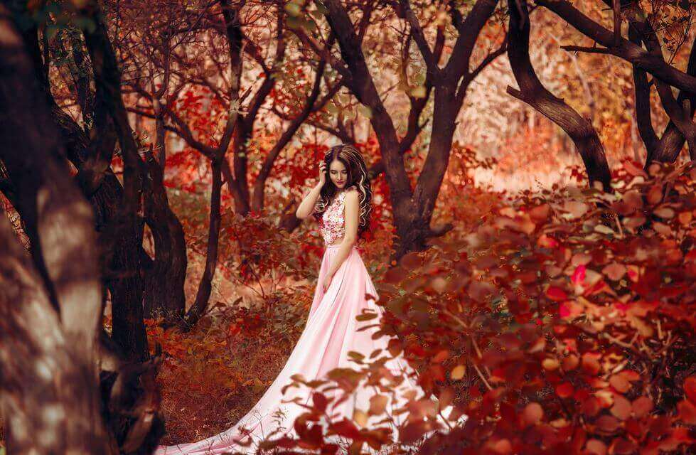 femme et feuilles d'automne
