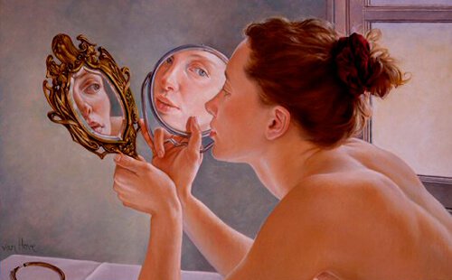 femme devant un miroir