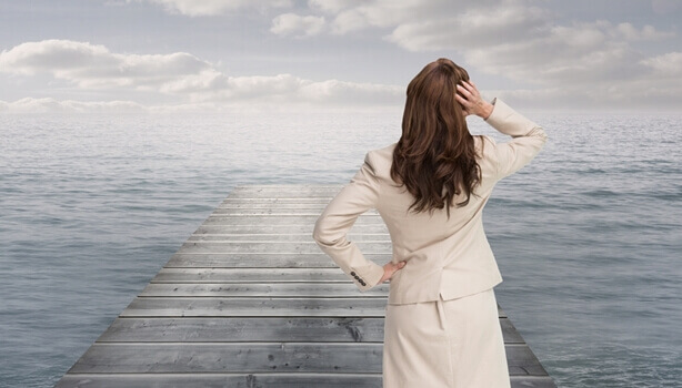 femme sur un ponton face à la mer