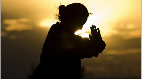 femme pratiquant les arts martiaux