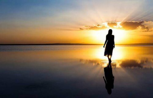 femme qui avance pour naître une nouvelle fois