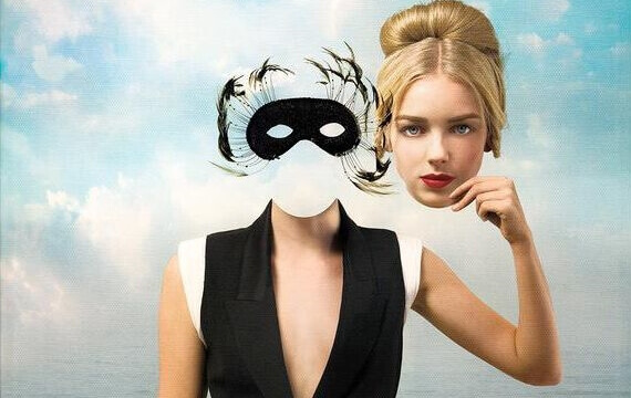 femme tenant son visage comme un masque