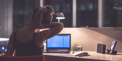 femme qui travaille la nuit