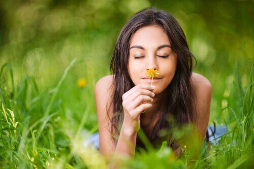 femme sentant une fleur