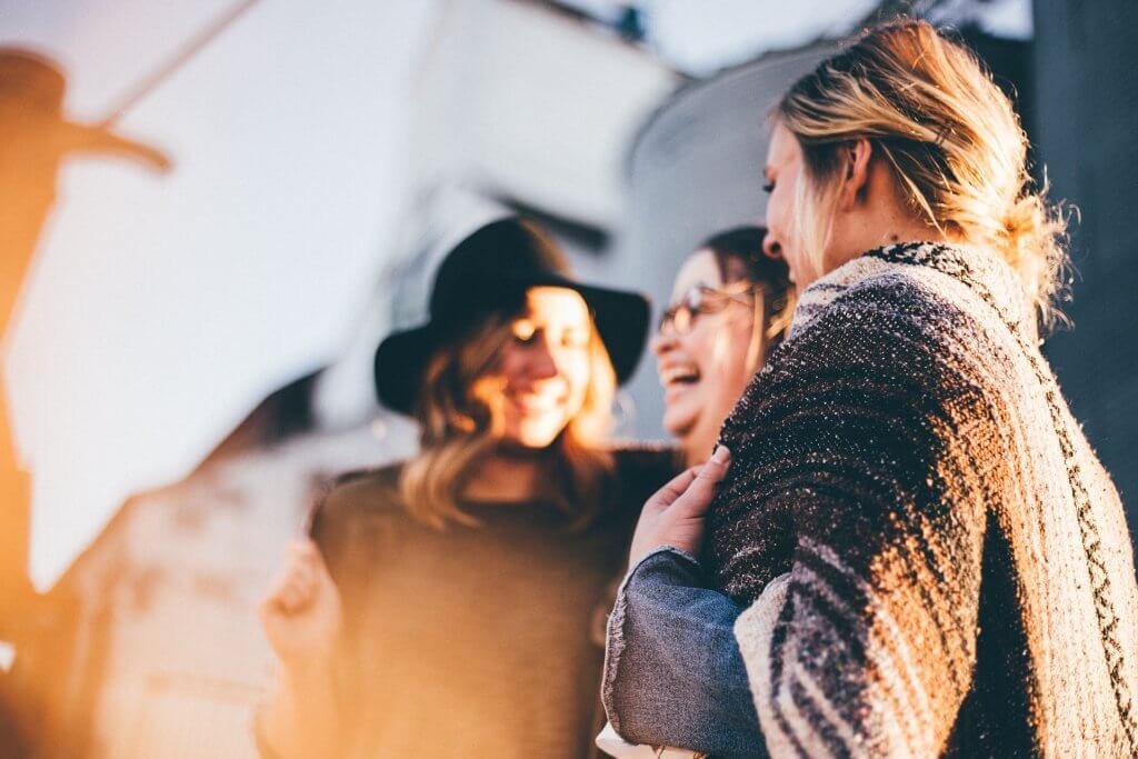 femmes qui critiquent