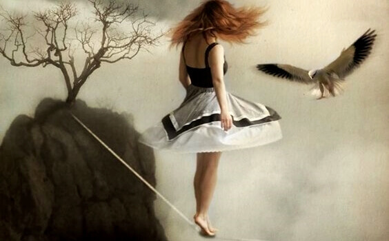 fille marchant sur une corde suspendue