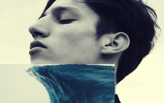 visage d'homme et vague