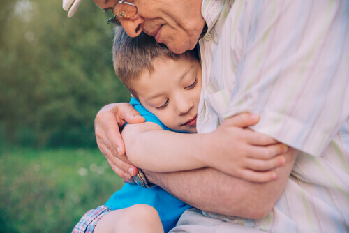 grand-père avec son petit-fils