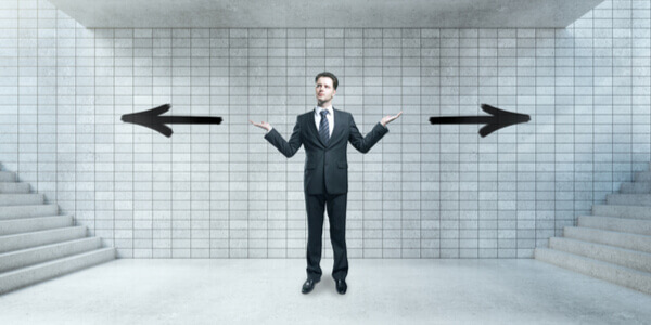 homme hésitant entre deux directions