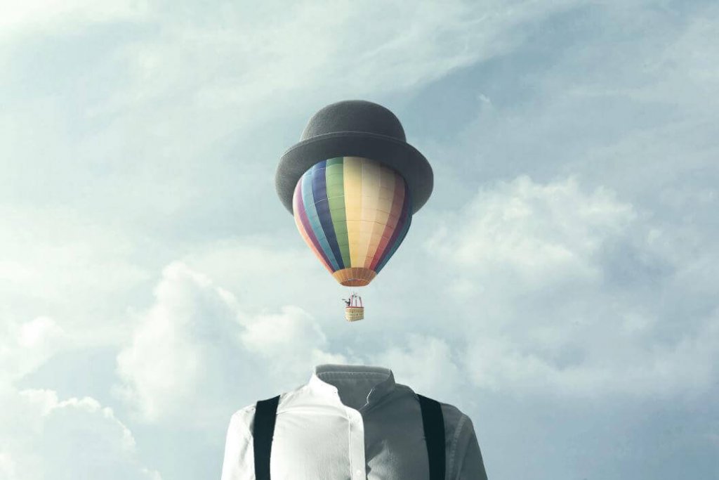 homme avec tete de montgolfière