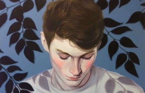 homme qui regarde vers le bas