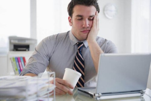 homme qui s'ennuie au travail