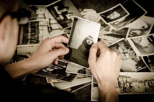 homme qui tient une photo