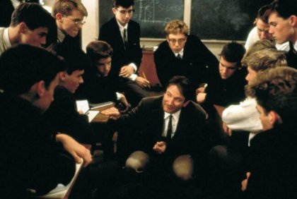 jeunes eleves entourant un professeur