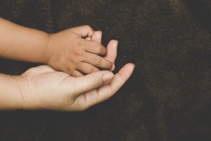 Comment l'attachement se développe-t-il chez les enfants adoptés ?