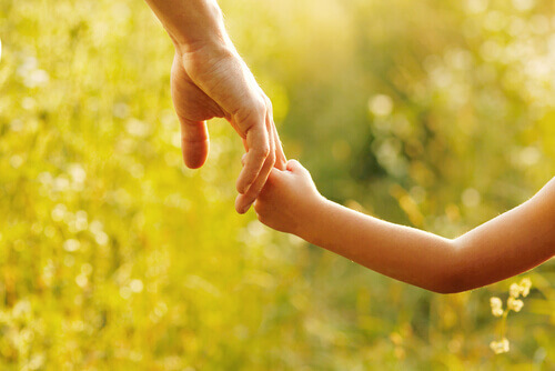 mains d'un père et de sa fille