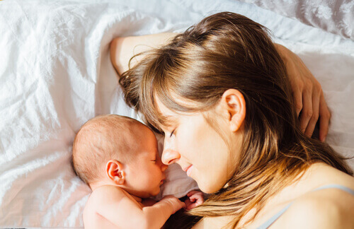 maman qui fait des câlins à son bébé