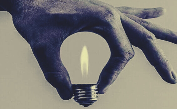 main et ampoule