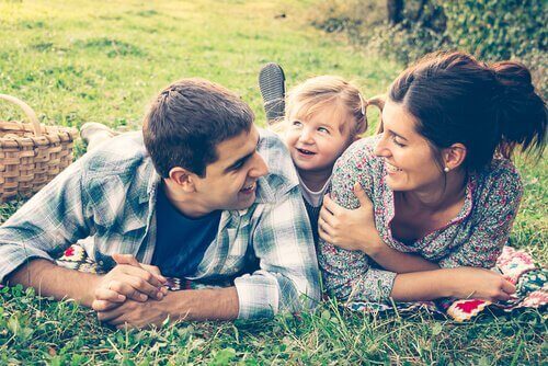 parents avec leur fille dans un champ