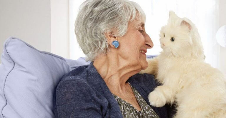 femme avec son chat