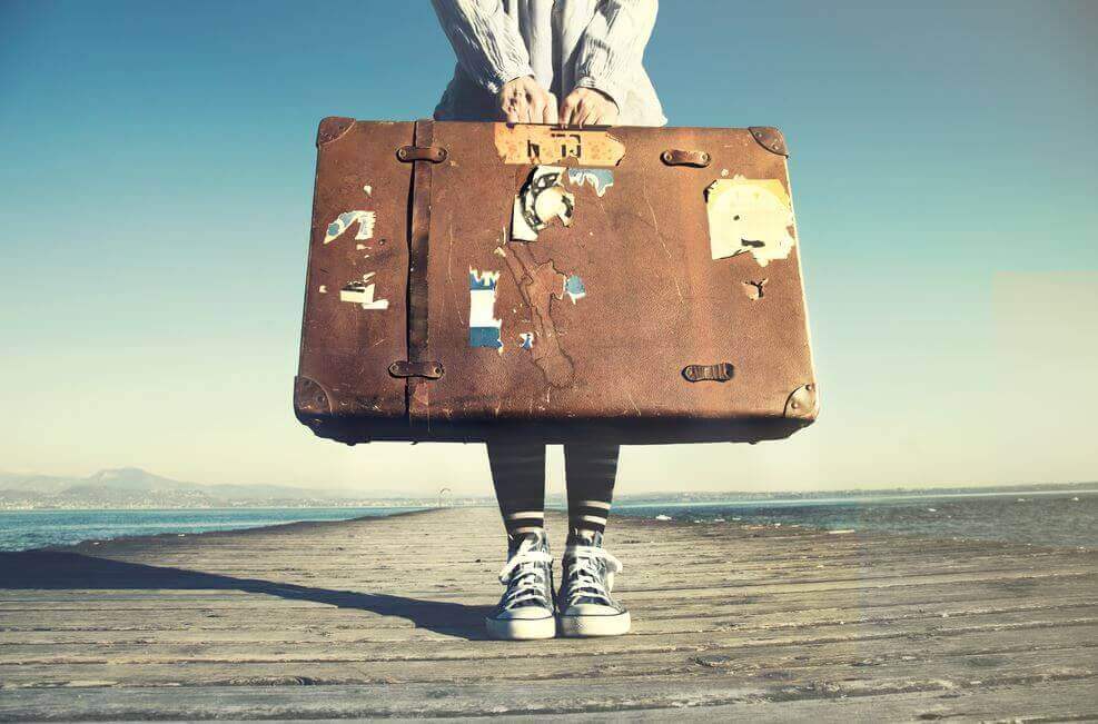 personne avec une valise