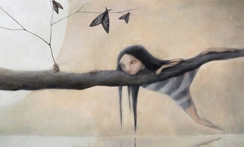 petite fille sur un arbre