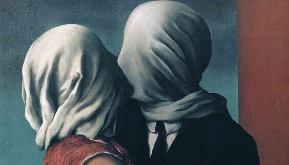 couple aux visages couverts qui s'embrasse